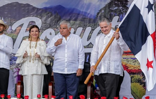 El ministro  Juan Carlos Orillac  es el abanderado de la fecha.  Foto: Presidencia