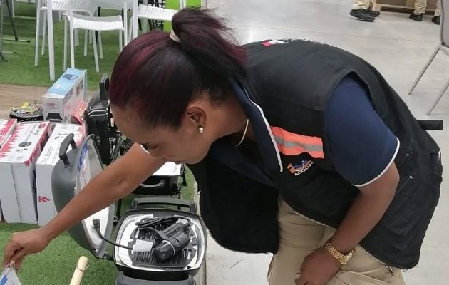 Los funcionarios de Acodeco mantienen los operativos para garantizar que el consumidor se está llevando realmente lo que se ha ofertado. Foto. Diómedes Sánchez