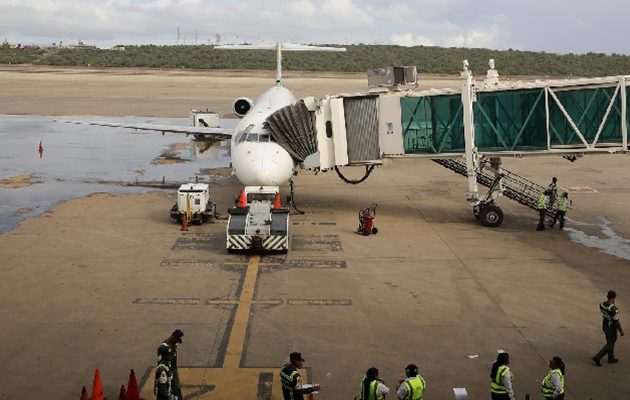 Principal aeropuerto de Venezuela sigue funcionando pese a anuncio de Trump. Foto: EFE