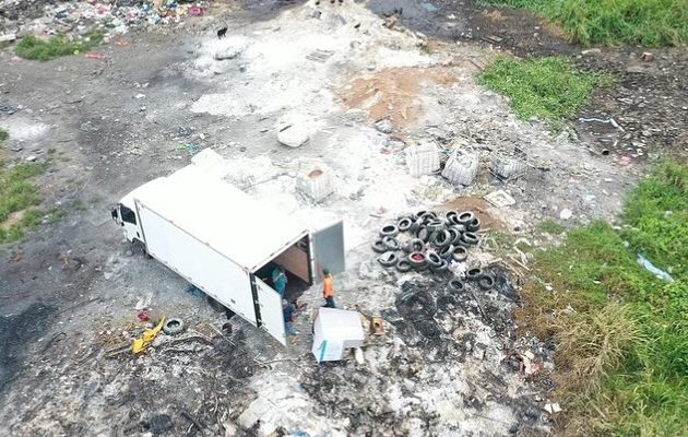 El titular de MiAmbiente dijo que quienes se dedican a trasladar basura y llantas a Playa Chiquita son “criminales”. Foto. Eric Montenegro