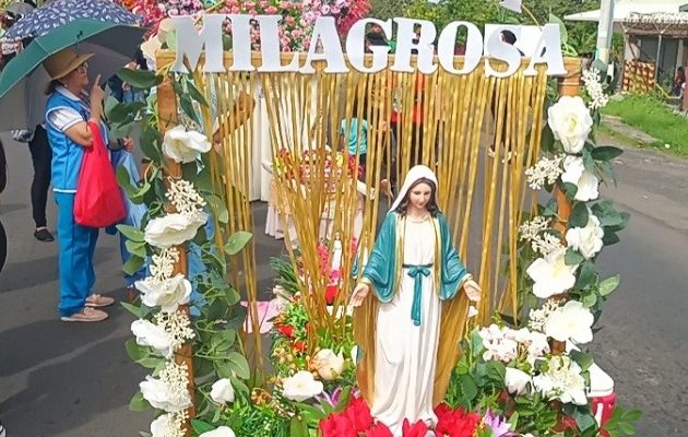 La romería culminó con una misa solemne en la Catedral de Santiago, donde los creyentes agradecieron y elevaron peticiones a la virgen. Foto. Melquíades Vásquez La romería culminó con una misa solemne en la Catedral de Santiago, donde los creyentes agradecieron y elevaron peticiones a la virgen. Foto. Melquíades Vásquez