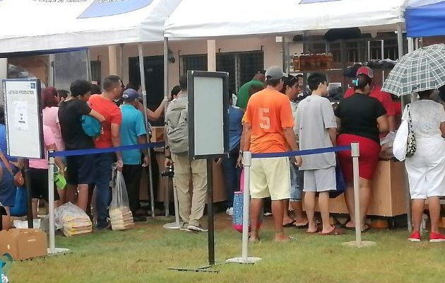 Venta de bolsas navideñas. Foto: Thays Domínguez Venta de bolsas navideñas. Foto: Thays Domínguez