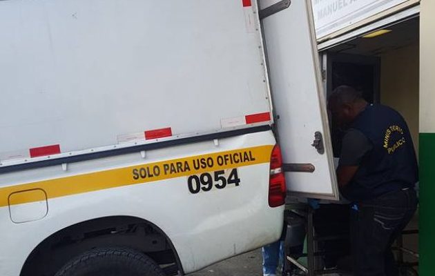 El cuerpo de la víctima fue trasladado hacia la morgue judicial en la ciudad de Colón. Foto: Diomedes Sánchez El cuerpo de la víctima fue trasladado hacia la morgue judicial en la ciudad de Colón. Foto: Diomedes Sánchez