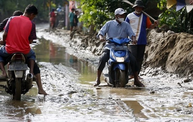 Más de 700 fallecidos por las inundaciones en Indonesia, con más de 500 desaparecidos. EFE Más de 700 fallecidos por las inundaciones en Indonesia, con más de 500 desaparecidos. EFE
