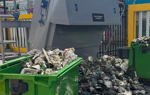 La mala práctica de la población de arrojar basura en las calles continúa generando serios problemas. Foto: Diomedes Sánchez