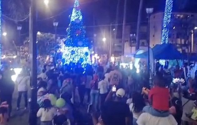 Enciendo de las luces del árbol de Navidad en Colón. Enciendo de las luces del árbol de Navidad en Colón.