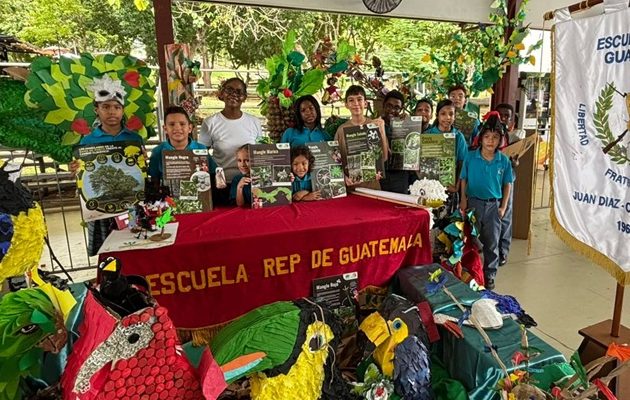 Los estudiantes junto a sus creaciones. Los estudiantes junto a sus creaciones.