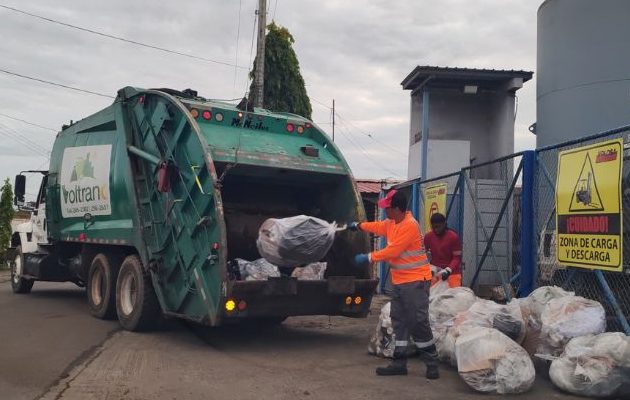 Camión compactador alquilado por la empresa. Foto: Eric Montenegro