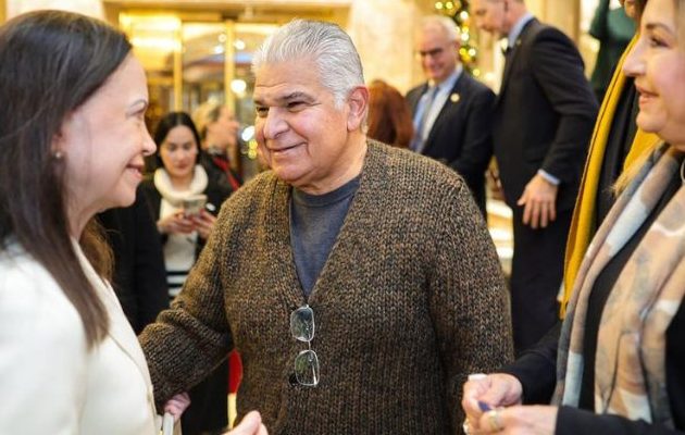 La opositora venezolana, María Corina Machado, junto al presidente, José Raúl Mulino y la primera dama, Maricel de Mulino. Foto: Cortesía La opositora venezolana, María Corina Machado, junto al presidente, José Raúl Mulino y la primera dama, Maricel de Mulino. Foto: Cortesía