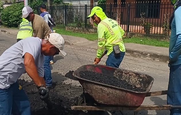 Entre las zonas impactadas por la campaña se encuentra la vía de La Florecita de Santiago hacia el distrito de Atalaya, así como otros sectores donde el tránsito vehicular se había tornado casi imposible debido al avanzado estado de deterioro de las calles.  Foto. Melquíades Vásquez