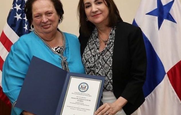 Annette Planells, exdirectora de La Prensa junto a la exembajadora de Estados Unidos, Mari Carmen Aponte.
