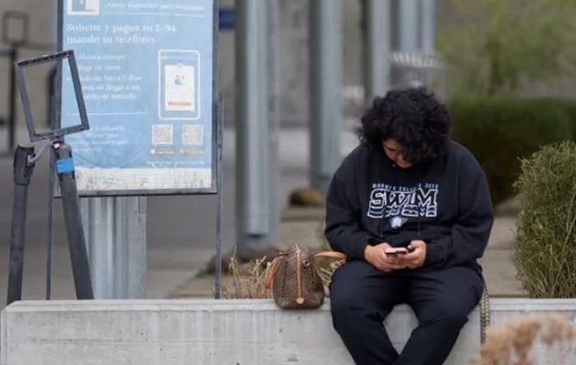 Una persona ingresa desde su teléfono móvil a la aplicación CBP One, desde donde los migrantes pueden tramitar su autodeportación en Estados Unidos. Foto: EFE