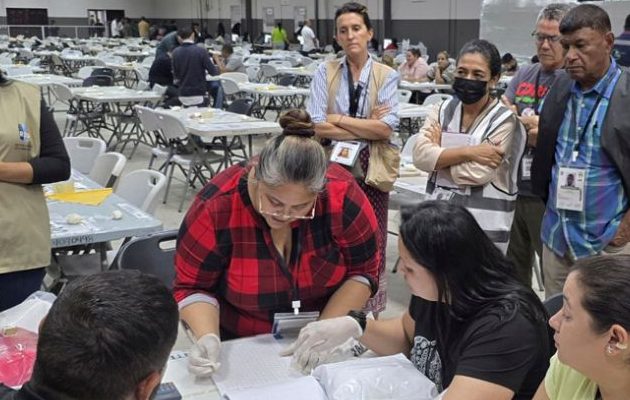 Personas durante el escrutinio especial en Tegucigalpa (Honduras). Foto: EFE
