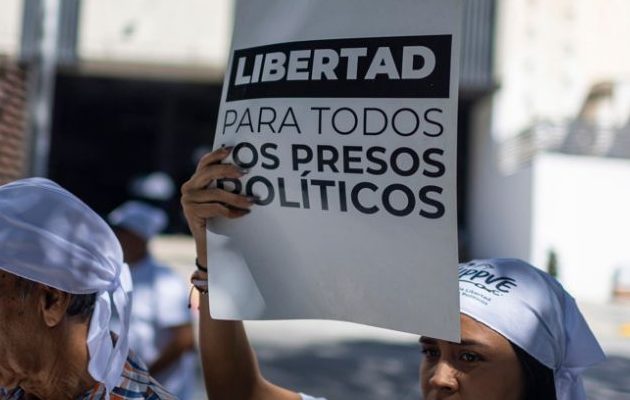 Una persona sostiene un cartel durante una manifestación para exigir la liberación de los presos políticos en Venezuela. Foto: EFE