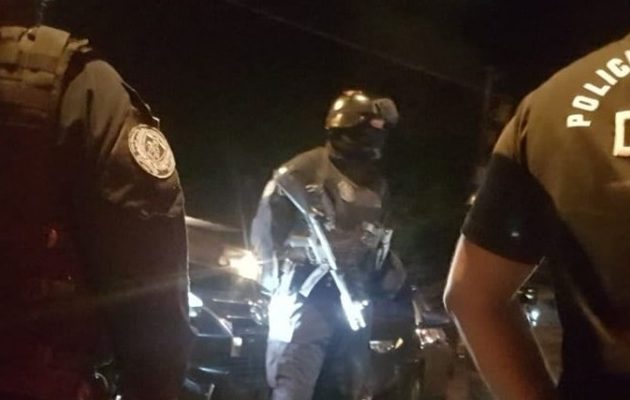 Agentes de la Policía Nacional llegaron a la residencia. Foto: Diómedes Sánchez S