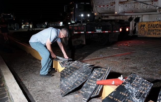 Miembros de la comunidad china recogen partes de la estructura que fue demolida. Foto: Cortesía