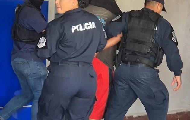 Durante estas acciones, la Policía Nacional logró además la captura de otras tres personas requeridas por la justicia por diversos delitos, elevando a cuatro el total de aprehendidos. Foto. Thays Domínguez