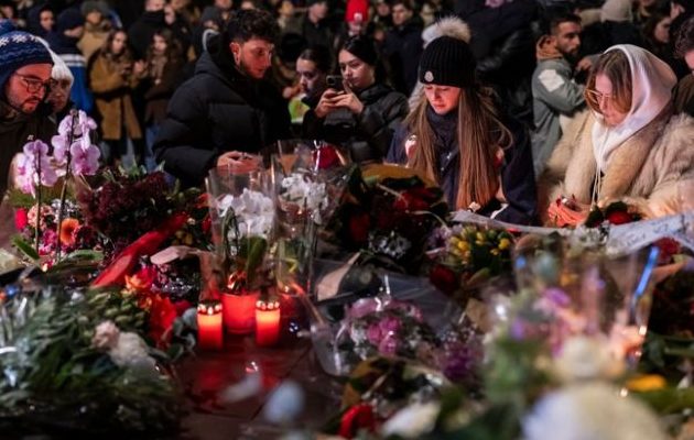 Cientos de dolientes depositan flores y encender velas para recordar a las víctimas del incendio en un bar en Suiza. Foto: EFE Cientos de dolientes depositan flores y encender velas para recordar a las víctimas del incendio en un bar en Suiza. Foto: EFE