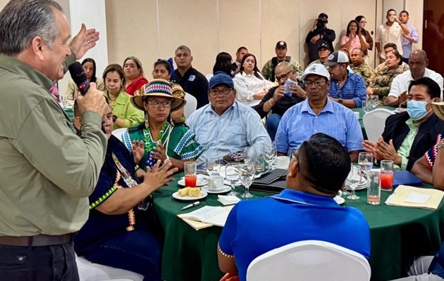 El ministro Navarro conversó con lugareños. Foto: Cortesía El ministro Navarro conversó con lugareños. Foto: Cortesía