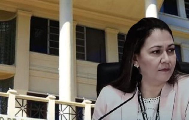 Baloisa Marquínez atiende dos casos sensitivos a la misma vez.