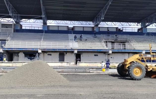 Continúan los trabajos en la pista de atletismo de tartán. Foto: Diomedes Sánchez