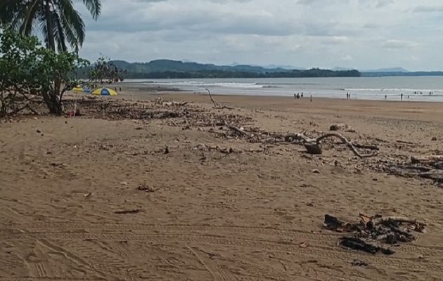 La vigilancia de las playas estará a cargo del Cuerpo de Bomberos, la Policía Nacional, Sinaproc y unidades especializadas en emergencias. Foto. Melquíades Vásquez La vigilancia de las playas estará a cargo del Cuerpo de Bomberos, la Policía Nacional, Sinaproc y unidades especializadas en emergencias. Foto. Melquíades Vásquez