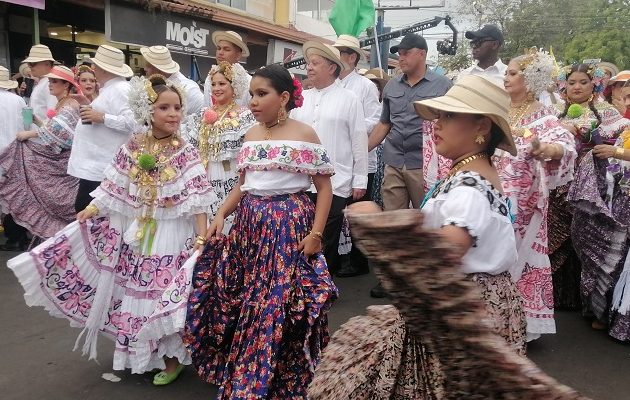 Las autoridades buscan proteger la autenticidad de la pollera en cualquiera de sus más de 100 variantes, todas ellas bienvenidas dentro del desfile. Foto. Thays Domínguez