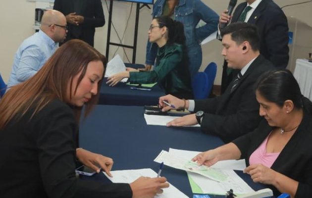 Séptima entrega de cheques a exfuncionarios. Foto: Cortesía