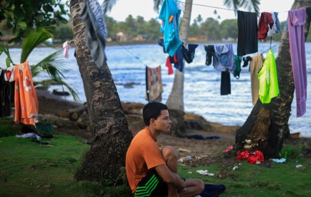 El migrante venezolano de 17 años, Leonangel González, observa el mar en el puerto costero en Miramar (Panamá). Foto: EFE El migrante venezolano de 17 años, Leonangel González, observa el mar en el puerto costero en Miramar (Panamá). Foto: EFE