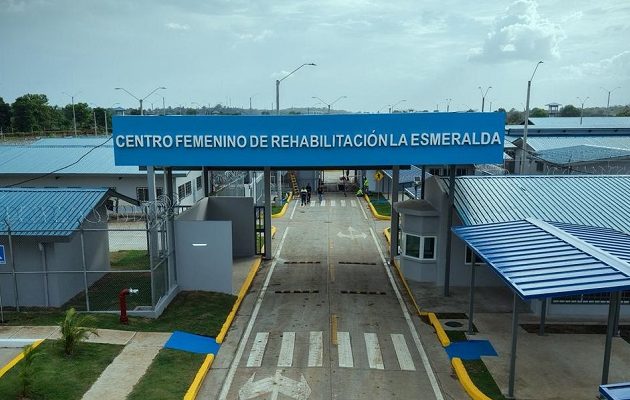  Entrada principal de la nueva cárcel de mujeres, llamada La Esmeralda, inaugurada el pasado 15 de enero, la cual se ubica en Las Garzas. Foto: Cortesía