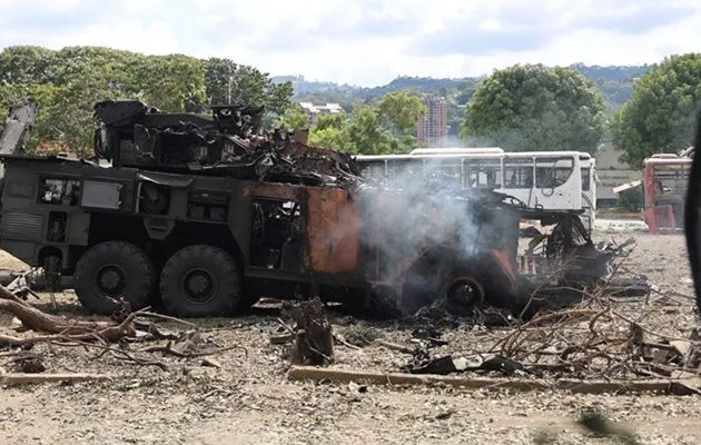 Vehículo militar incinerado luego de ser impactado en la Base Aérea Generalísimo Francisco de Miranda. Foto: EFE