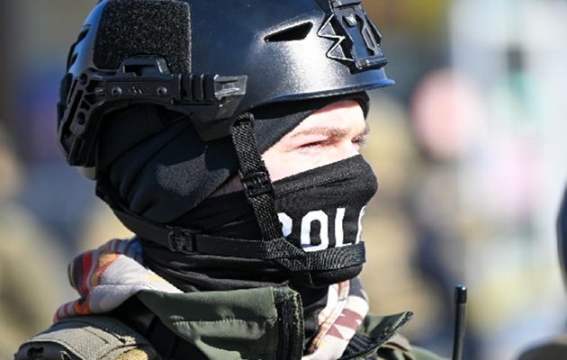 Un oficial federal hace guardia durante los enfrentamientos después de que ICE. Foto: EFE