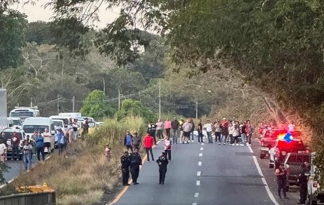 Tras la llegada de funcionarios del Ministerio Público, se procedió a la extracción del segundo ocupante del vehículo para su traslado a la morgue judicial. Foto. Eric Montenegro Tras la llegada de funcionarios del Ministerio Público, se procedió a la extracción del segundo ocupante del vehículo para su traslado a la morgue judicial. Foto. Eric Montenegro