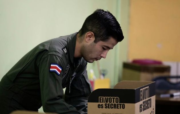 Los costarricenses acuden a las urnas para elegir al presidente y a los 57 diputados del Congreso. Foto: EFE