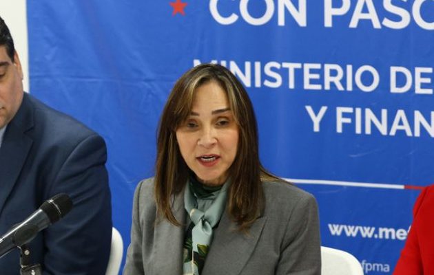 La viceministra de Economía de Panamá, Eida Gabriela Sáiz (c), habla durante una rueda de prensa en Ciudad de Panamá. Foto: EFE