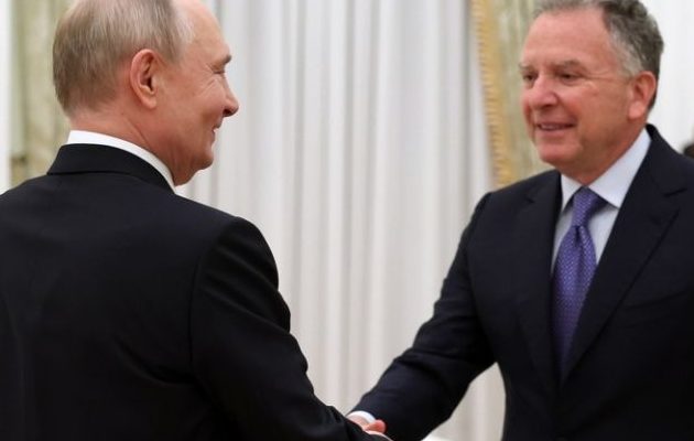 El presidente ruso, Vladimir Putin (i), estrecha la mano del enviado presidencial estadounidense, Steve Witkoff. Foto: EFE