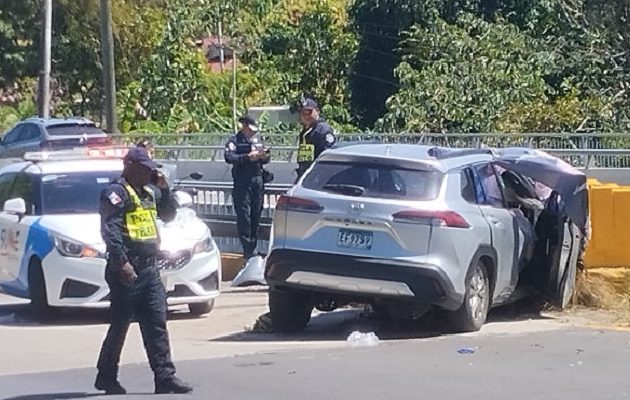 Según los primeros informes, en el vehículo accidentado viajaban tres hombres y una mujer. Foto. Eric Montenegro
