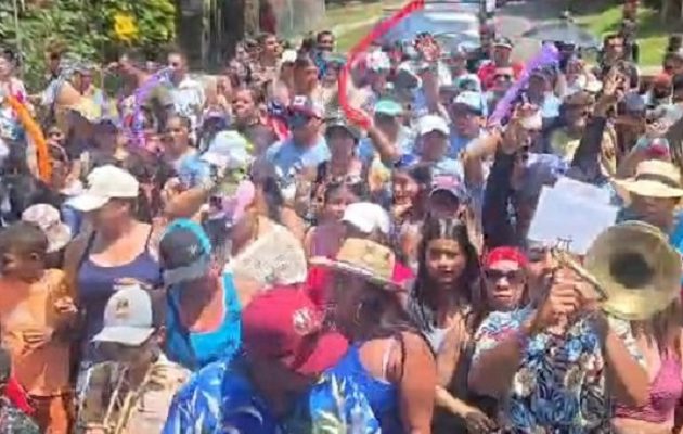 Esta fiesta es aprovechada por los vendedores informales para generar mayores ingresos. Foto. Eric Montenegro Esta fiesta es aprovechada por los vendedores informales para generar mayores ingresos. Foto. Eric Montenegro