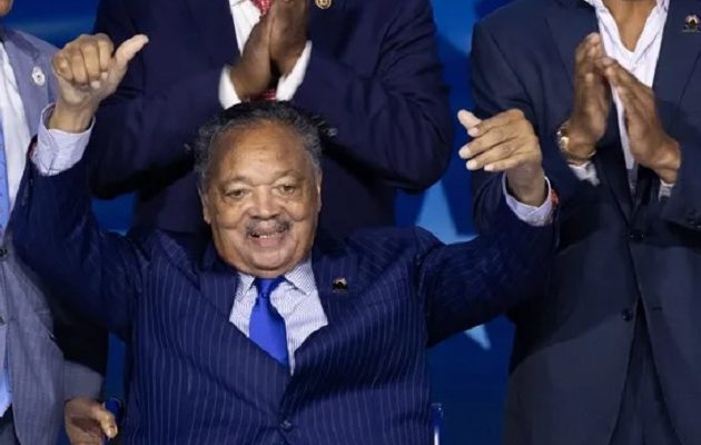 Jesse Jackson (c) en la Convención Nacional Demócrata en Chicago el 19 de agosto de 2024. EFE/ Michael Reynolds