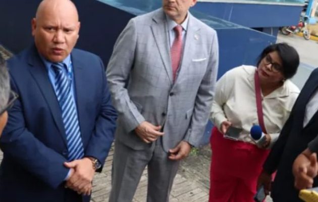 El subdirector de Recursos Humanos, Reinaldo Medina, presentó la denuncia. El subdirector de Recursos Humanos, Reinaldo Medina, presentó la denuncia.