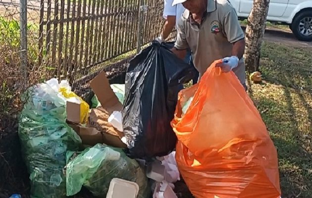 Luego de las multitudinarias manifestaciones de fe durante la romería, calles, avenidas y áreas cercanas al templo quedaron cubiertas de desechos sólidos de todo tipo. Foto. Melquíades Vásquez Luego de las multitudinarias manifestaciones de fe durante la romería, calles, avenidas y áreas cercanas al templo quedaron cubiertas de desechos sólidos de todo tipo. Foto. Melquíades Vásquez