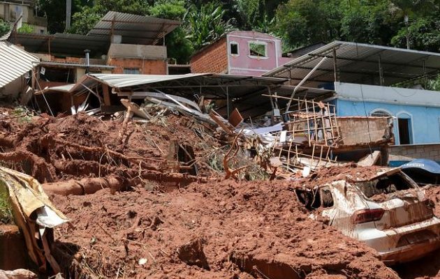 Zona afectada por fuertes lluvias en el barrio 3 Moinhos, en Juiz de Fora (Brasil). Foto: EFE Zona afectada por fuertes lluvias en el barrio 3 Moinhos, en Juiz de Fora (Brasil). Foto: EFE
