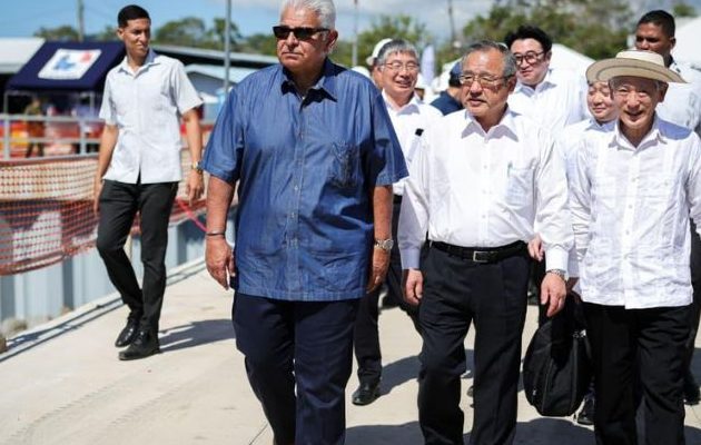 El presidente José Raúl Mulino, junto a altos representantes de las multinacionales japonesas Nissen Kaiun y Mitsui. Foto: Cortesía