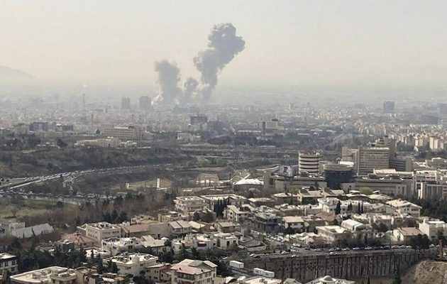 Una columna de humo emerge del centro de Teherán. Foto: EFE