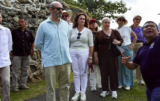 Presidente del Senado de España, Pedro Rollán en su recorrido. Foto: EFE Presidente del Senado de España, Pedro Rollán en su recorrido. Foto: EFE