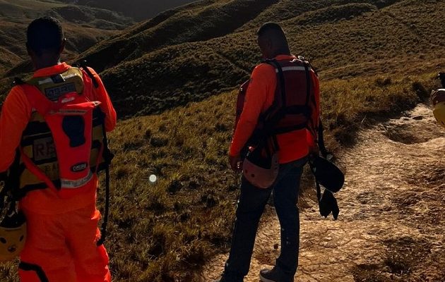 Desde el viernes, el personal del Sinaproc de Veraguas recorrió a pie caminos peligrosos, con rocas, subidas, bajadas y montañas aledañas a los ríos Coba y San Pablo. Foto. Sinaproc Desde el viernes, el personal del Sinaproc de Veraguas recorrió a pie caminos peligrosos, con rocas, subidas, bajadas y montañas aledañas a los ríos Coba y San Pablo. Foto. Sinaproc