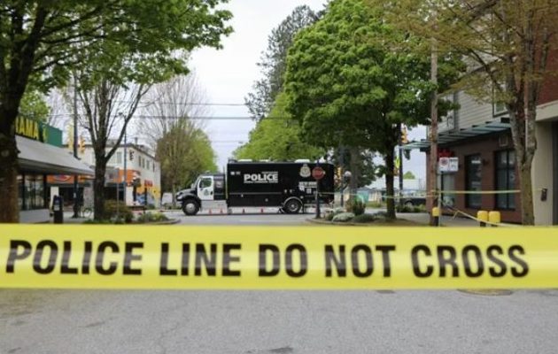 La policía cierra con cinta adhesiva una calle, en una fotografía de archivo. Foto: EFE