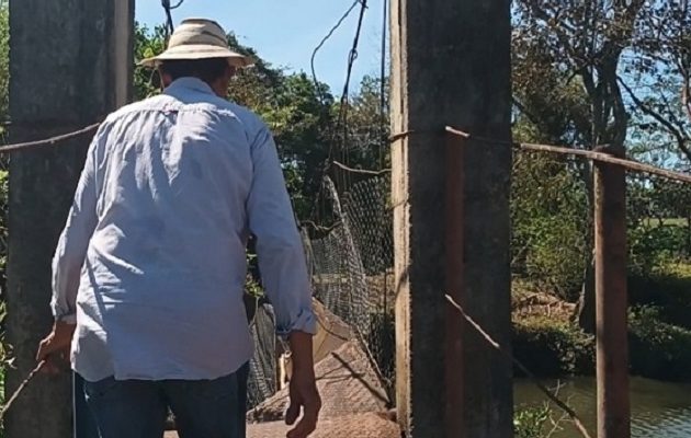 Los moradores advirtieron sobre el riesgo que representa la estructura debilitada, especialmente para niños y adultos mayores. Foto. MelquíadesVásquez Los moradores advirtieron sobre el riesgo que representa la estructura debilitada, especialmente para niños y adultos mayores. Foto. MelquíadesVásquez