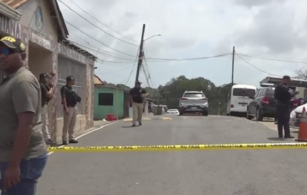 El muchacho había ido a acompañar a un familiar hasta el Centro Educativo República de Sudáfrica, ubicado en el sector 2-2 de Puerto Escondido. Foto. Diómedes Sánchez