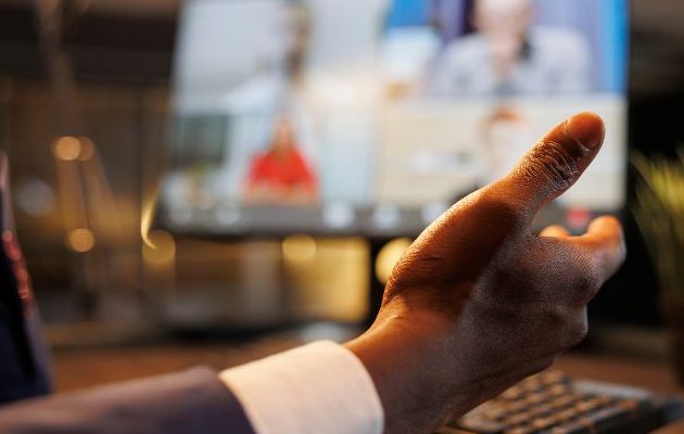 Los peritos podrán sustentar de manera virtual. Foto: Freepik